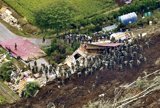 Aksi Pasukan Bela Diri Jepang cari korban gempa yang hilang di Hokkaido