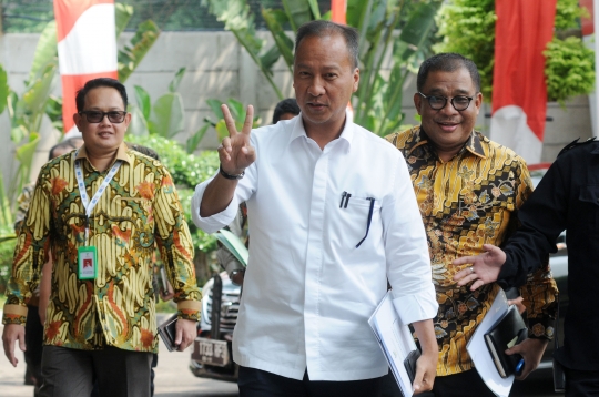 Dikawal staf Kemensos, Menteri Agus Gumiwang sambangi KPK