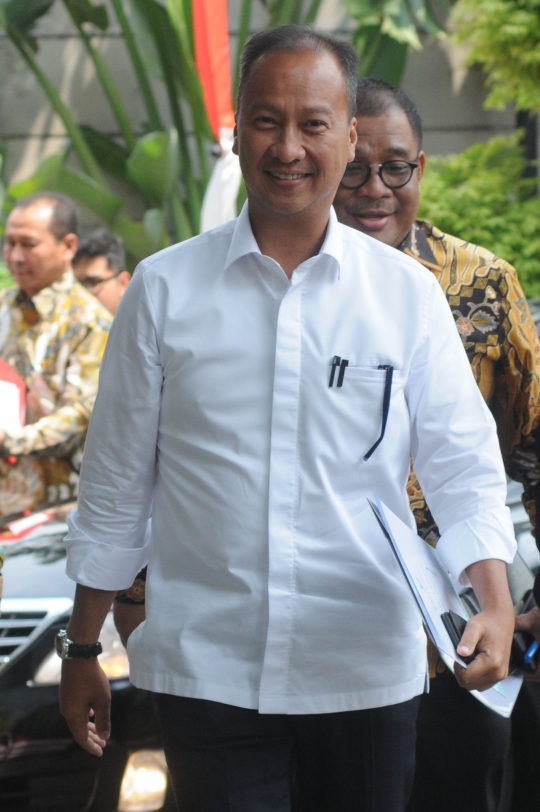 Dikawal staf Kemensos, Menteri Agus Gumiwang sambangi KPK