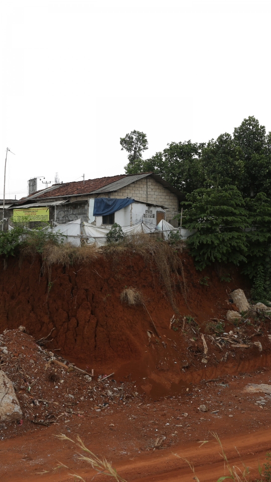 Belum terima ganti rugi, rumah ini nekat bertahan di tengah proyek jalan Tol Cijago