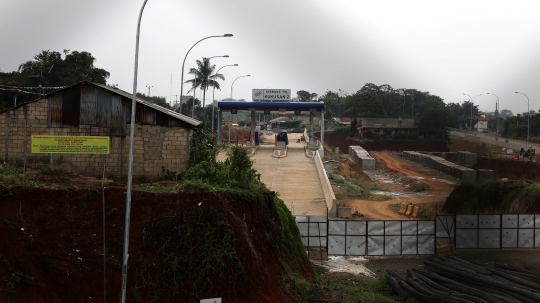 Belum terima ganti rugi, rumah ini nekat bertahan di tengah proyek jalan Tol Cijago