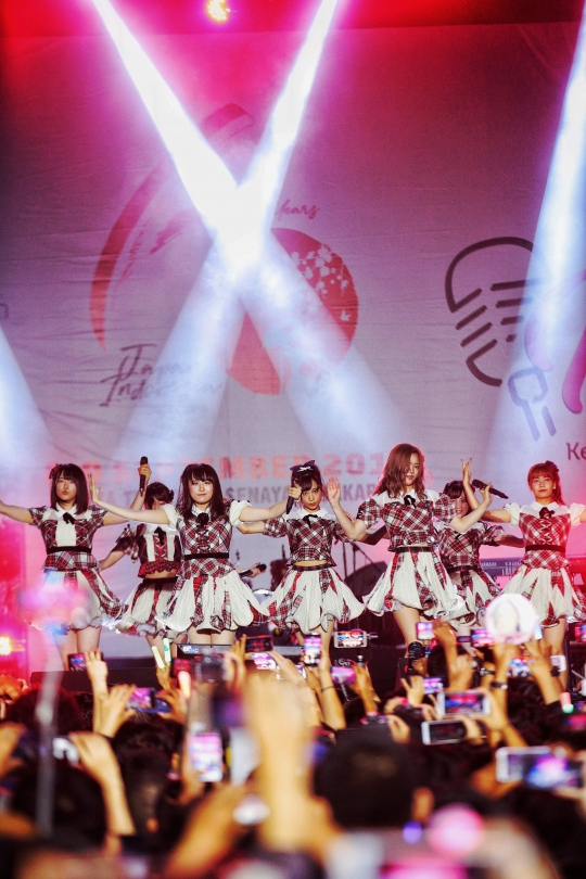 Aksi Idol group AKB48 di Jak-Japan Matsuri 2018