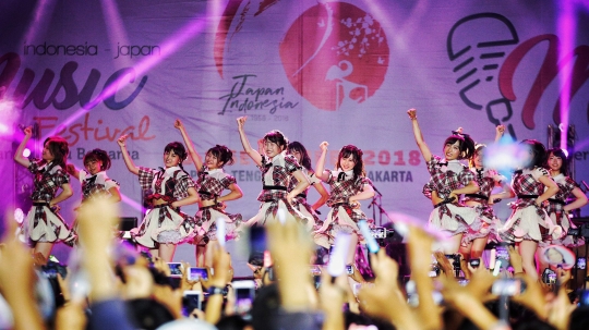 Aksi Idol group AKB48 di Jak-Japan Matsuri 2018