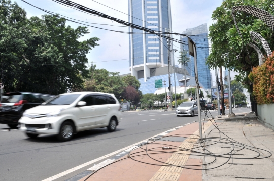 Kabel menjuntai di Jalan H Agus Salim bahayakan pengendara