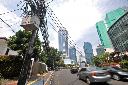 Kabel menjuntai di Jalan H Agus Salim bahayakan pengendara