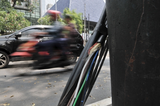 Kabel menjuntai di Jalan H Agus Salim bahayakan pengendara