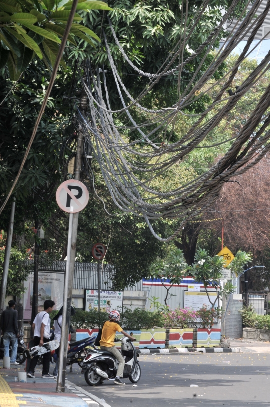 Kabel menjuntai di Jalan H Agus Salim bahayakan pengendara