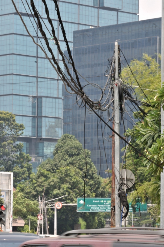 Kabel menjuntai di Jalan H Agus Salim bahayakan pengendara