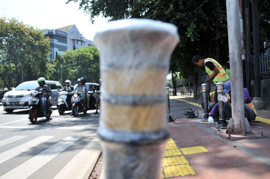 Pemasangan tiang pedestrian