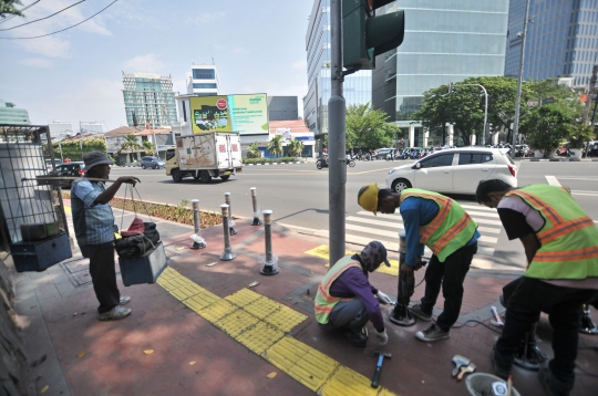 Pemasangan tiang pedestrian