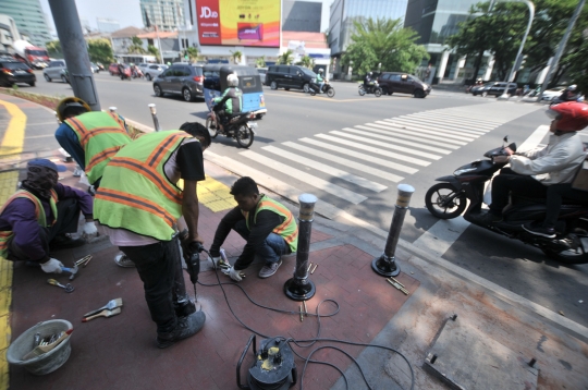 Pemasangan tiang pedestrian