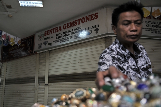 Sepi pembeli, kios-kios batu akik di Pasar Rawa Bening tutup