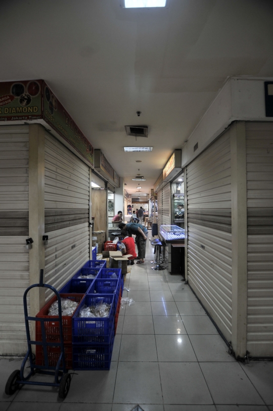 Sepi pembeli, kios-kios batu akik di Pasar Rawa Bening tutup