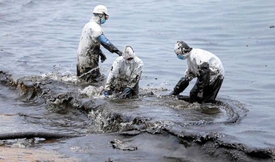 Pipa kapal bocor, 25 ton minyak cemari pantai di Sri Lanka