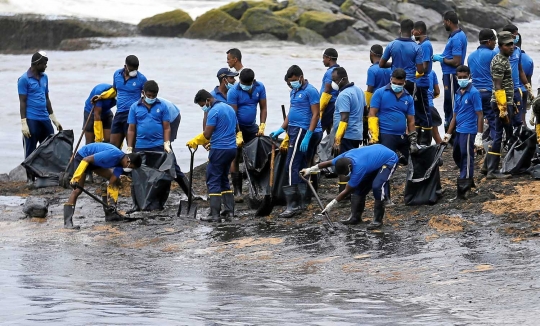 Pipa kapal bocor, 25 ton minyak cemari pantai di Sri Lanka
