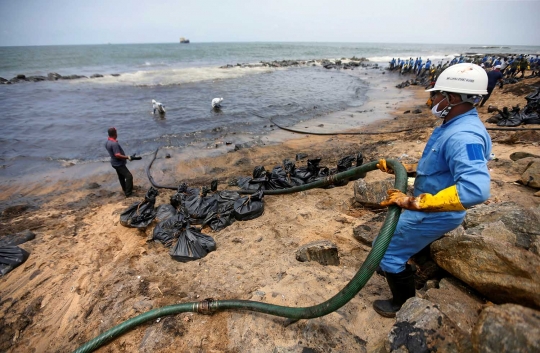 Pipa kapal bocor, 25 ton minyak cemari pantai di Sri Lanka