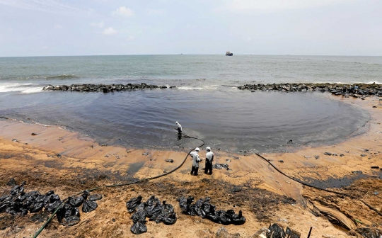 Pipa kapal bocor, 25 ton minyak cemari pantai di Sri Lanka