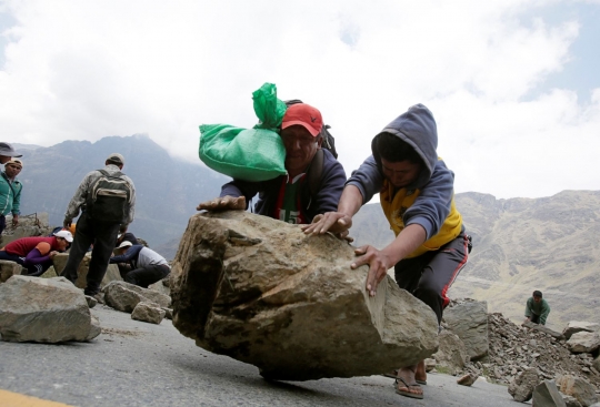 Protes pemerintah Bolivia, petani koka giring batu-batu hingga lumpuhkan jalan