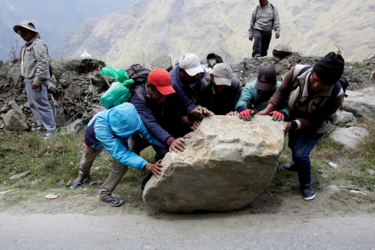 Protes pemerintah Bolivia, petani koka giring batu-batu hingga lumpuhkan jalan