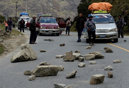 Protes pemerintah Bolivia, petani koka giring batu-batu hingga lumpuhkan jalan