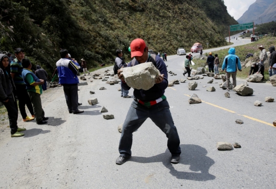 Protes pemerintah Bolivia, petani koka giring batu-batu hingga lumpuhkan jalan