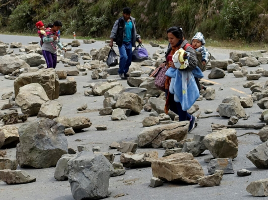 Protes pemerintah Bolivia, petani koka giring batu-batu hingga lumpuhkan jalan