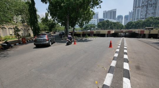 Belum surut, genangan di Terowongan Apron jadi tempat berenang anak-anak