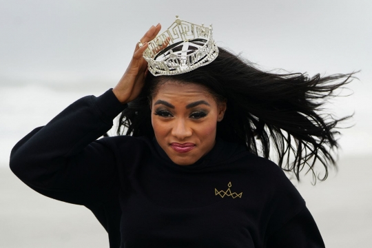 Foto di pantai, mahkota Miss Amerika nyaris jatuh tertiup angin
