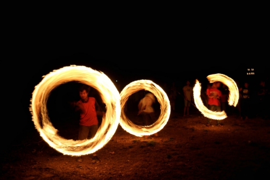 Tradisi Abit, atraksi dan pawai tongkat api di Desa Kaliwedi Banyumas