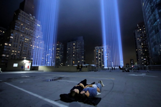Peringatan 17 tahun tragedi WTC, langit Kota Manhattan bersinar