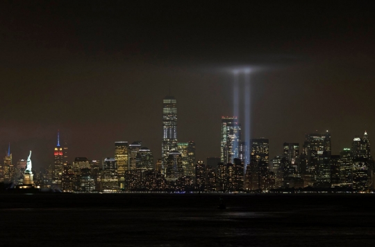 Peringatan 17 tahun tragedi WTC, langit Kota Manhattan bersinar