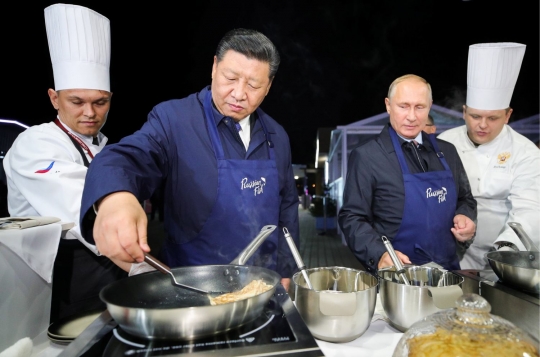 Pakai celemek, begini gaya Putin dan Xi Jinping saat bikin pancake