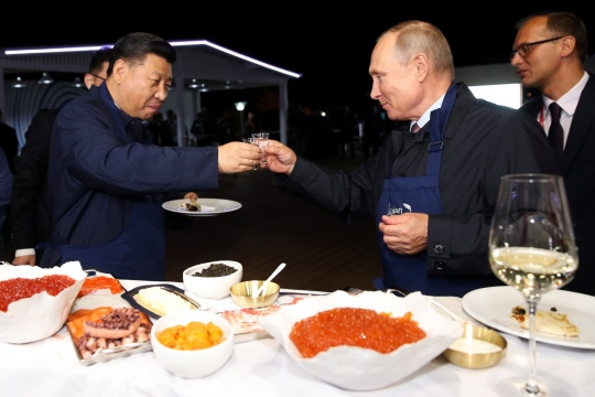 Pakai celemek, begini gaya Putin dan Xi Jinping saat bikin pancake