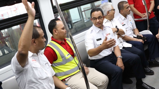 Anies Baswedan uji coba LRT Jakarta bersama warga di Rawamangun