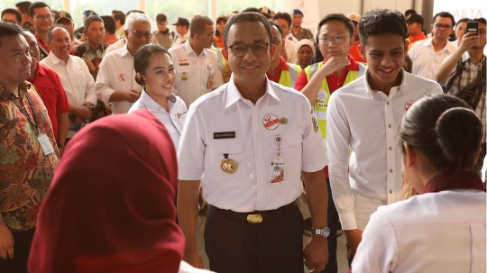 Anies Baswedan uji coba LRT Jakarta bersama warga di Rawamangun