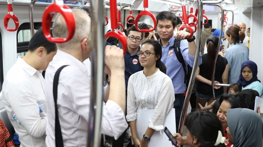 Anies Baswedan uji coba LRT Jakarta bersama warga di Rawamangun