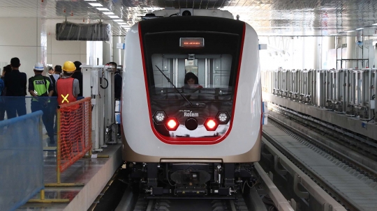 Anies Baswedan uji coba LRT Jakarta bersama warga di Rawamangun