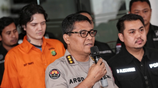 Ekspresi putra Ahmad Albar digelandang polisi terkait narkoba