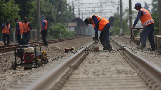 Perawatan rel demi menjamin keselamatan perjalanan kereta