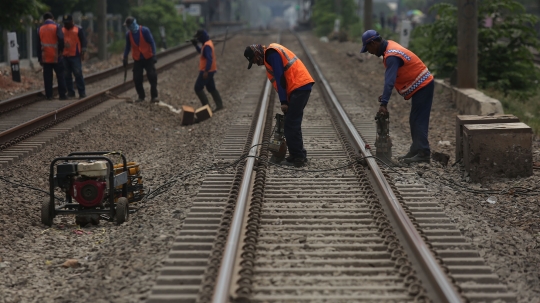 Perawatan rel demi menjamin keselamatan perjalanan kereta