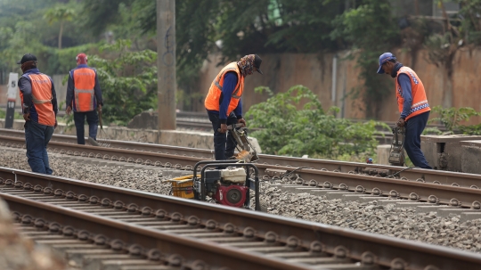 Perawatan rel demi menjamin keselamatan perjalanan kereta