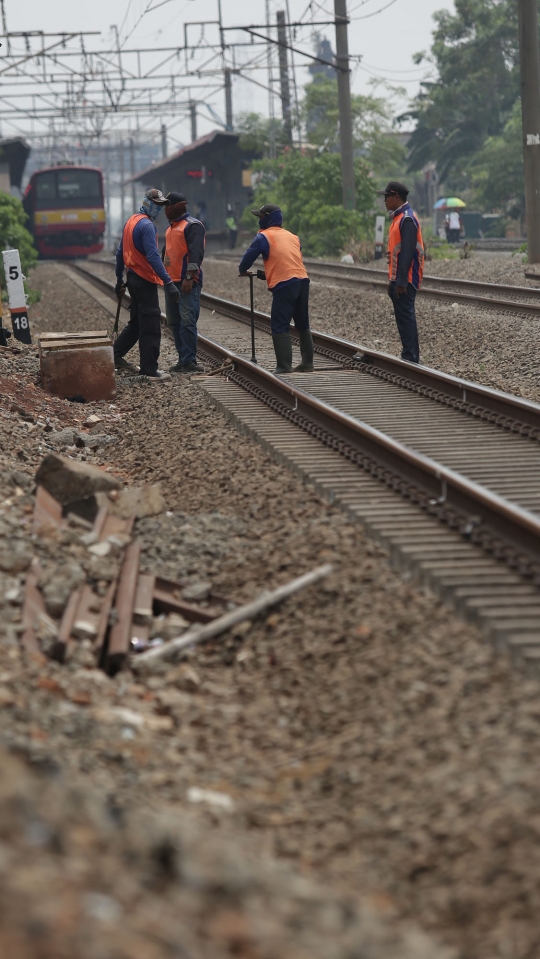 Perawatan rel demi menjamin keselamatan perjalanan kereta