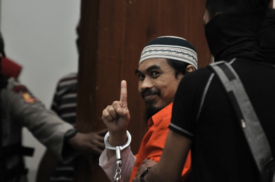 Ekspresi teroris Wawan Kurniawan usai divonis 11 tahun penjara