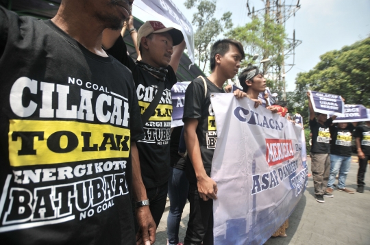 Aksi mengecam pembuangan limbah PLTU Cilacap