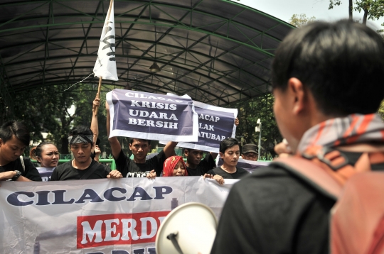 Aksi mengecam pembuangan limbah PLTU Cilacap