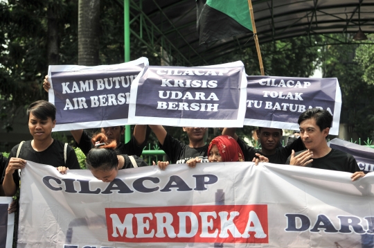 Aksi mengecam pembuangan limbah PLTU Cilacap