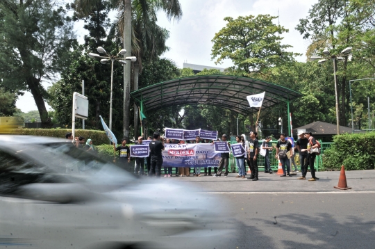 Aksi mengecam pembuangan limbah PLTU Cilacap