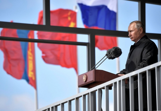 Gaya Putin pantau langsung latihan perang terbesar Rusia-China