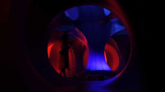 Menjelajahi indahnya seni cahaya pada balon raksasa