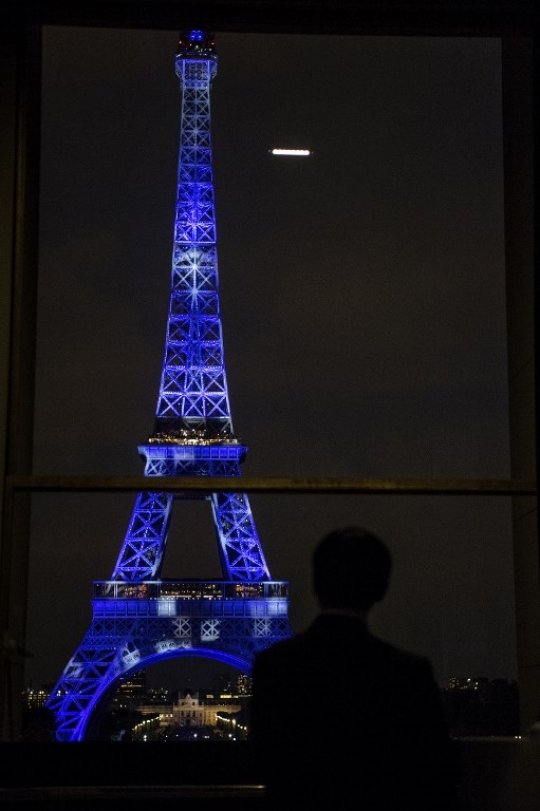Indahnya Menara Eiffel yang bermandikan cahaya warna-warni